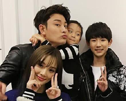 娱乐圈之追星攻略书包,解锁明星魅力，书包里的秘密武器